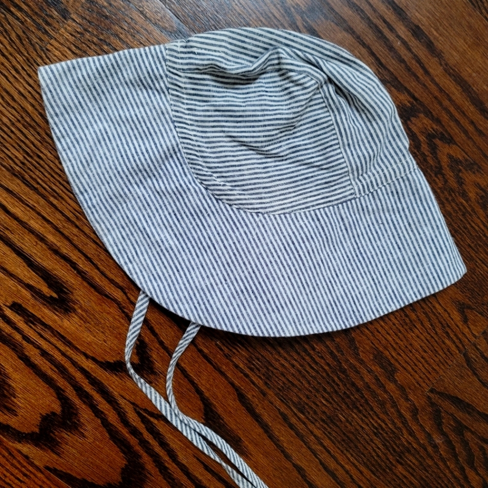 Briar 6/12 sunbonnet EUC Island stripe